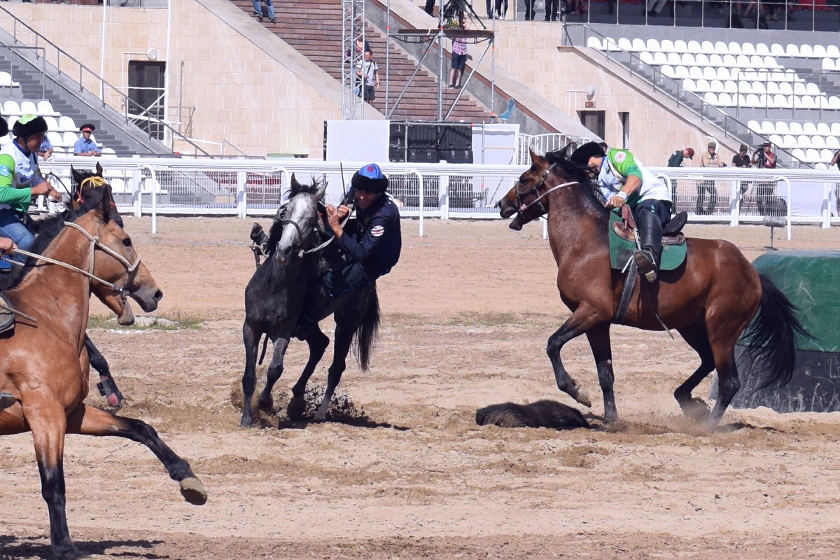 Өзбекстандын Көк бөрүчүлөр командасы жарым финалга чыкты