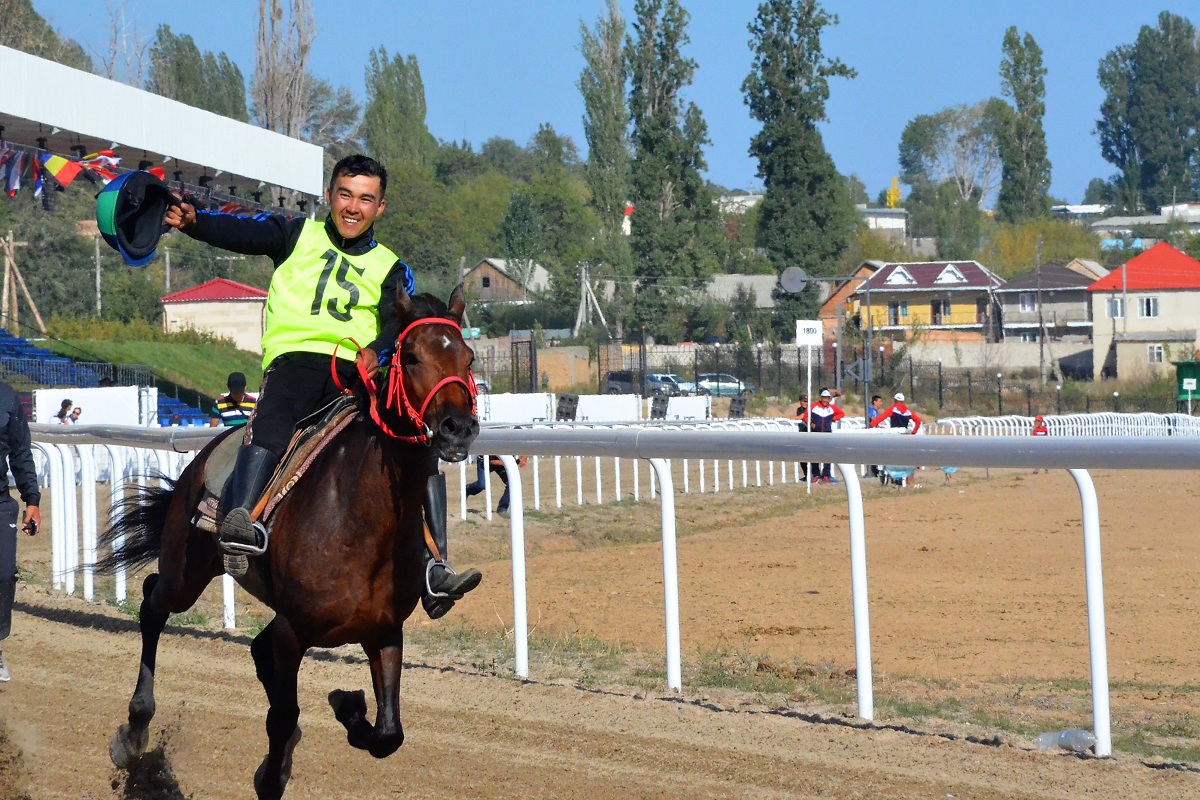 Kyrgyz horsemen won all prizes in the distance run of 80 km